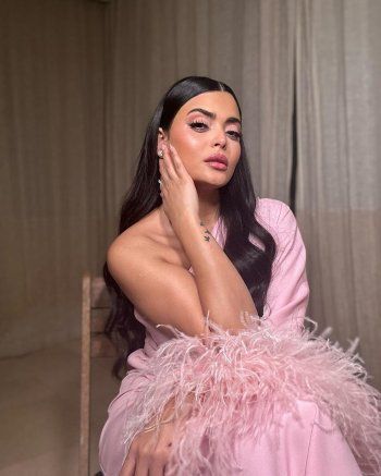 شاهد .. أسماء جلال بفستان مزين بالريش وسعره سيفاجـ ئكم!