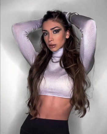 شاهد .. بالصورة- تيا ديب تستعرض جمالها ورشاقتها بلوك كاجوال رائع