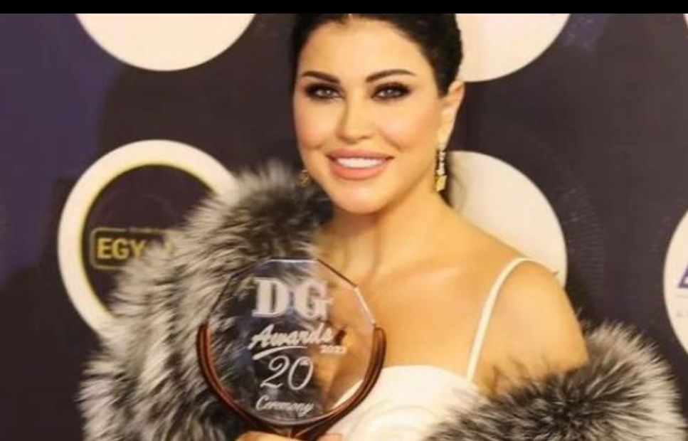 دار فالنتينو صممت فستان مالوش لازمة للفنانة جومانه