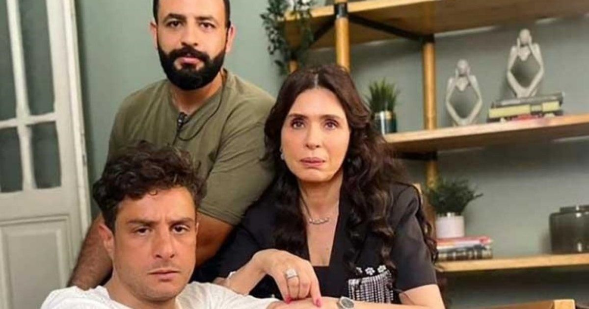 شاهد .. بعد وضعه يده على ساقيها.. الراقصة دينا تهاجم منتقدي حركة أحمد الفيشاوي