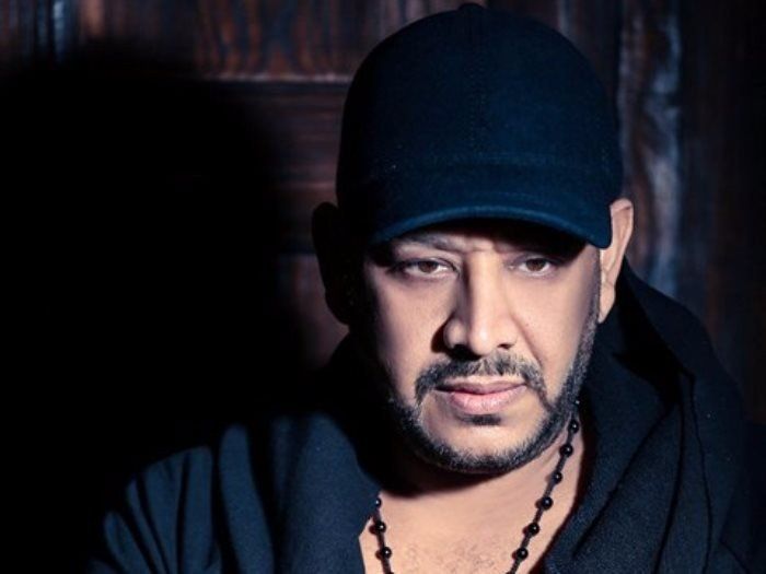 شاهد .. بالصورة - عصام كاريكا يدعو لوالدته في الذكرى السنوية الخامسة لوفاتها