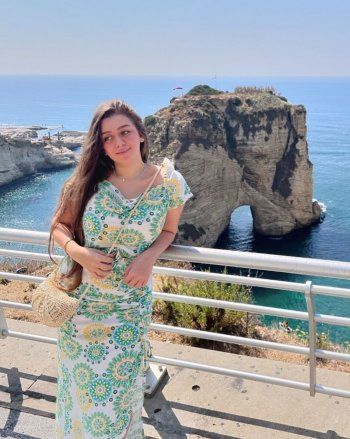 شاهد .. بفستان مورد رائع..ليلة عدنان تستمتع بوقتها أمام صخرة الروشة في بيروت