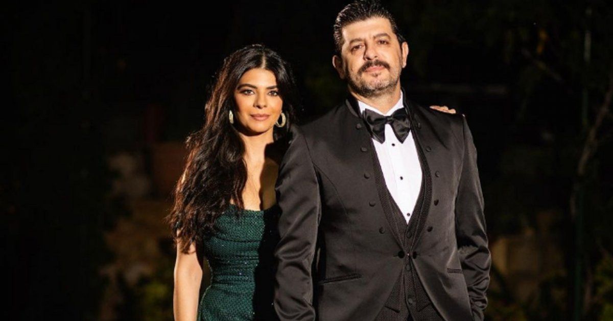 شاهد .. من أمام شجرة الميلاد .. إبنة طوني عيسى تخطف القلوب بخفة دمها إلى جانب امها أمونة عيد