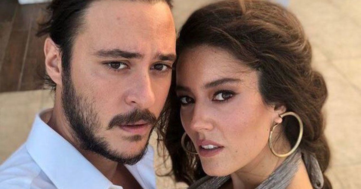 شاهد .. بيلين اكيل تتجول في شوارع الرياض وهي تستمع إلى إحدى أغنيات عبد المجيد عبد الله-بالفيديو