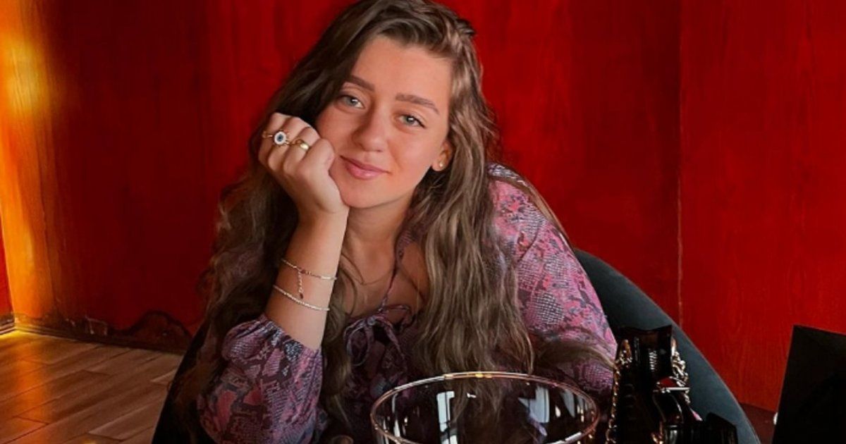 شاهد .. بفستان مورد رائع..ليلة عدنان تستمتع بوقتها أمام صخرة الروشة في بيروت