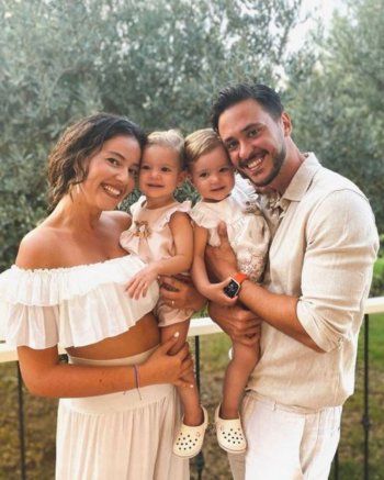 شاهد .. ممثلة تركية شهيرة تستمتع بأغاني عبدالمجيد عبد الله