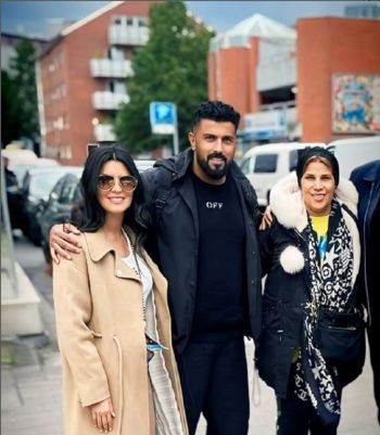 شاهد .. بالصورة - محمد سامي يحتفل مع عائلته بمنسابة نهاية العام : "ربنا يخليكم ليا و يحفظكم "