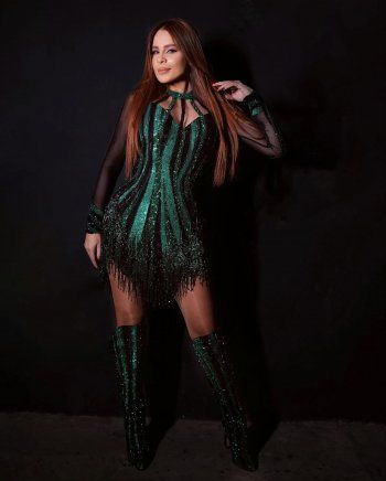 شاهد .. كارول سماحة تجمع الأنوثة والاناقة في إطلالتها اللامعة