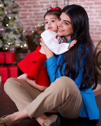 شاهد .. من أمام شجرة الميلاد .. إبنة طوني عيسى تخطف القلوب بخفة دمها إلى جانب امها أمونة عيد