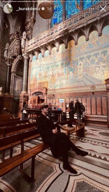 شاهد .. بوراك دينيز يثير الجدل بطريقة جلوسه في الكنيسة