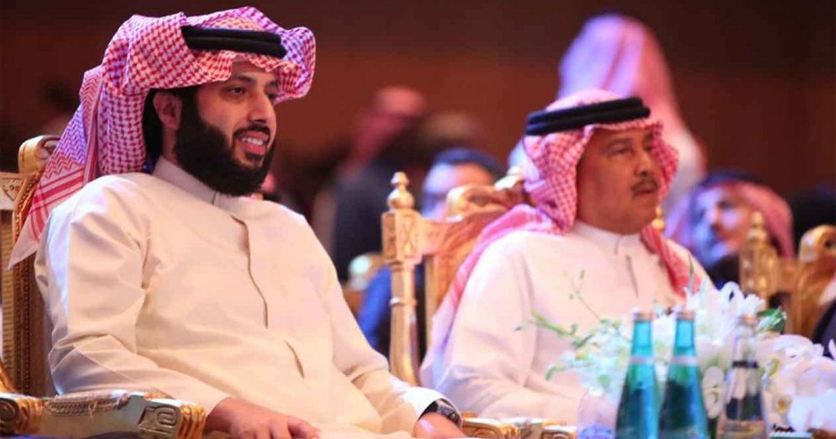 شاهد .. بخفة ظل .. هكذا مازح المستشار تركي آل الشيخ محمد عبده خلال تكريمه