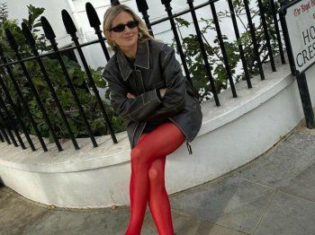 شاهد .. الجوارب الحمراء العالية.. موضة هذا الشتاء!! - بالصور