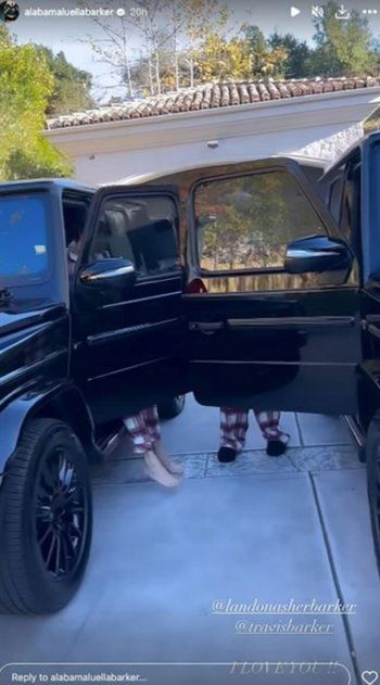 شاهد .. ترافيس باركر يهدي ولديه هديتين ثمينتين بقيمة 300 ألف دولار.. إليكم التفاصيل