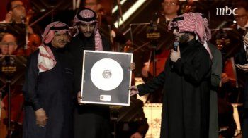 شاهد .. بخفة ظل .. هكذا مازح المستشار تركي آل الشيخ محمد عبده خلال تكريمه