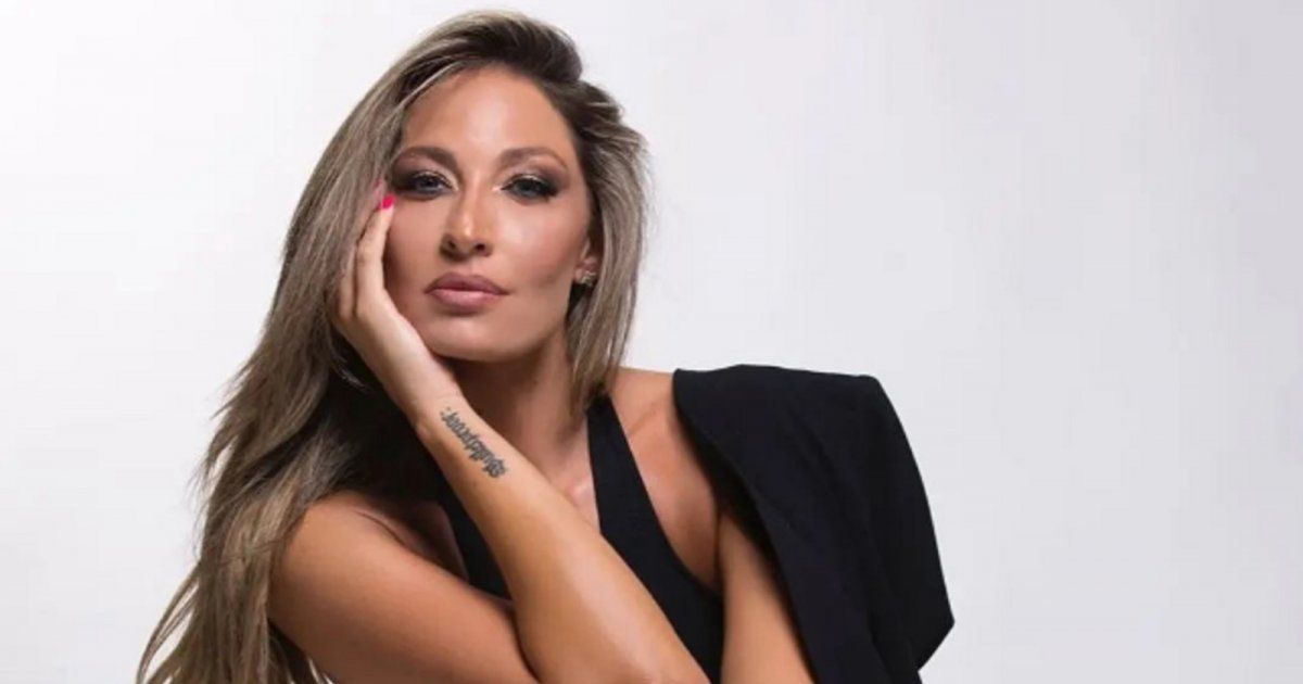 شاهد .. بالفيديو- ميرفا قاضي ترقص وتستمتع بوقتها مع أصدقائها في أحد شوارع أثينا