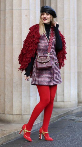 شاهد .. الجوارب الحمراء العالية.. موضة هذا الشتاء!! - بالصور