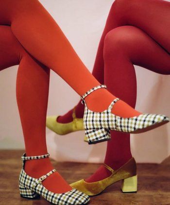 شاهد .. الجوارب الحمراء العالية.. موضة هذا الشتاء!! - بالصور