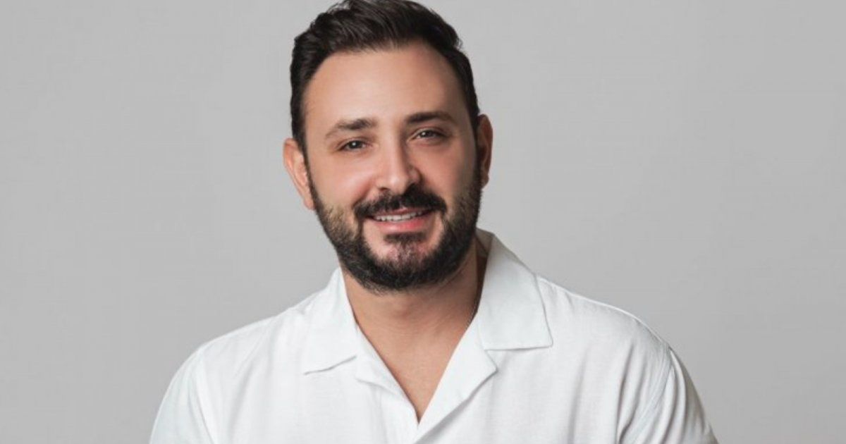 شاهد .. بالفيديو- هادي ضو يتعرض لموقف طريف على المسرح وهذا ما فعله العريس