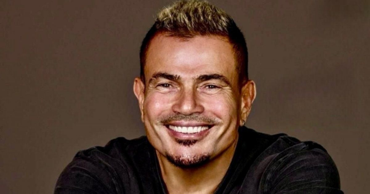 شاهد .. عمرو دياب يرتدي سواراً ذهبياً على غلاف "مكانك".. سعره يفوق الخيال