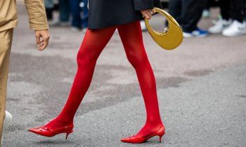 شاهد .. الجوارب الحمراء العالية.. موضة هذا الشتاء!! - بالصور