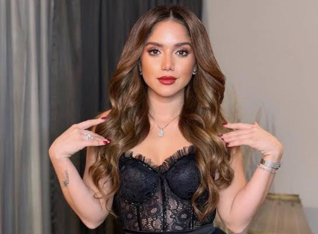 حب رنا رئيس لخطيبها بدأ في المدرسة الثانوية وانتهى للقسمة والنصيب