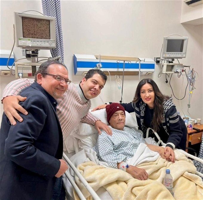 سبب إصابة حلمي بكر بالشلل.. مبيقدرش يحرك رجليه وتطورات حالته الصحية