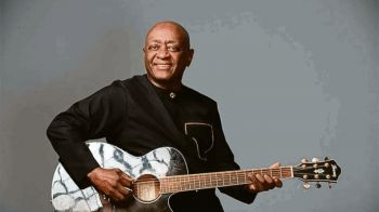 شاهد .. مقتل فنان وموسيقي شهير في حادث سير عن عمر يناهز الـ68 عاماً