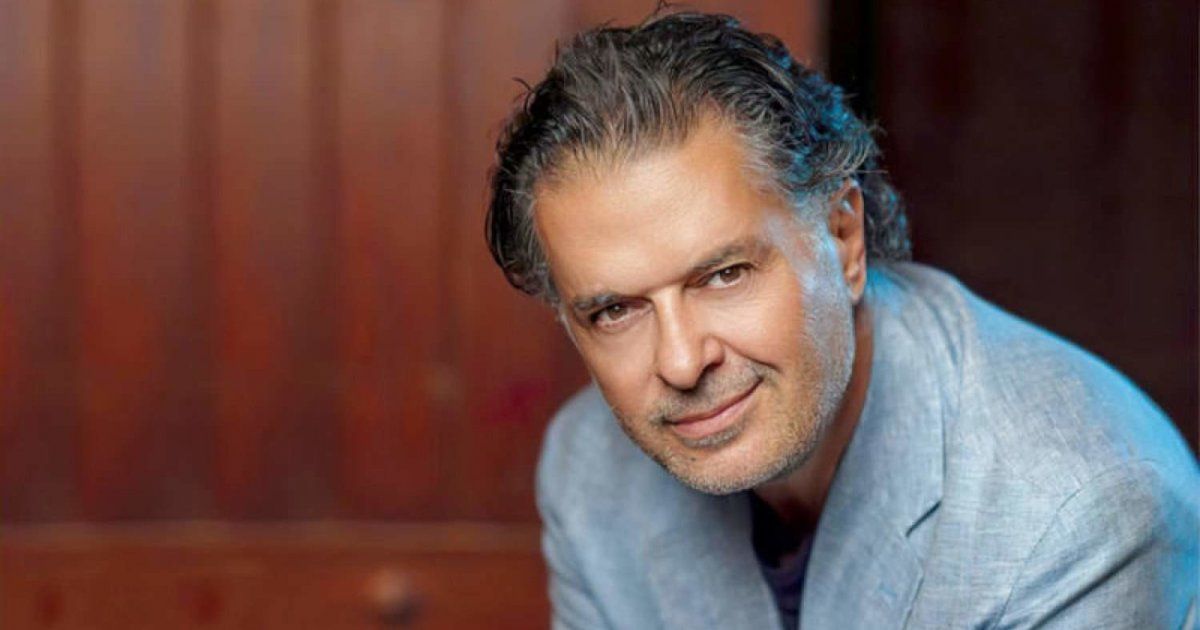 شاهد .. بالفيديو - راغب علامة يلعب التنس على كورنيش عين المريسة مع مجموعة من الشباب