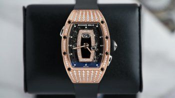 شاهد .. بالصور- مجموعة رائعة من الساعات يمتلكها ستيف هارفي.. لن تصدقوا أسعارها الخيالية