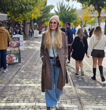 شاهد .. بلوك كاجوال شتوي..ميرفا قاضي تبرز جمالها في أحد شوارع أثينا