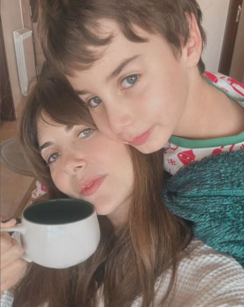 شاهد .. بالصورة - ما هو الرابط بين ملكة جمال لبنان كليمانس أشقر وأحدهم بقربها