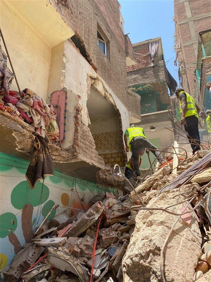 أخبار مصر | عقار الزيتون المنهار.. إنقاذ شخص ووقوع سقف على مسن لقي مصرعه
