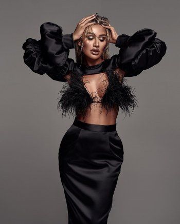 شاهد .. بالصور- بلوك أسود أنيق..مايا دياب تستعرض رشاقتها بالكروب توب