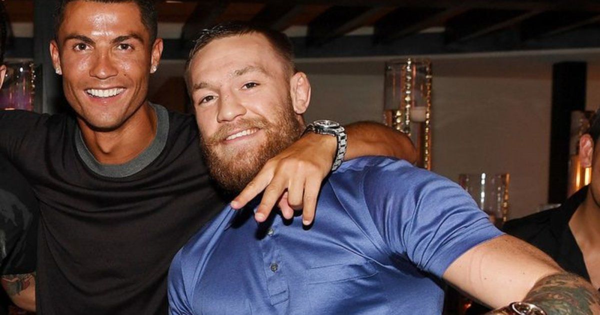 شاهد .. سعر خيالي جداً لساعة كريستيانو رونالدو و كونور ماكغريغور خلال حضورهما مباراة ملاكمة في الرياض