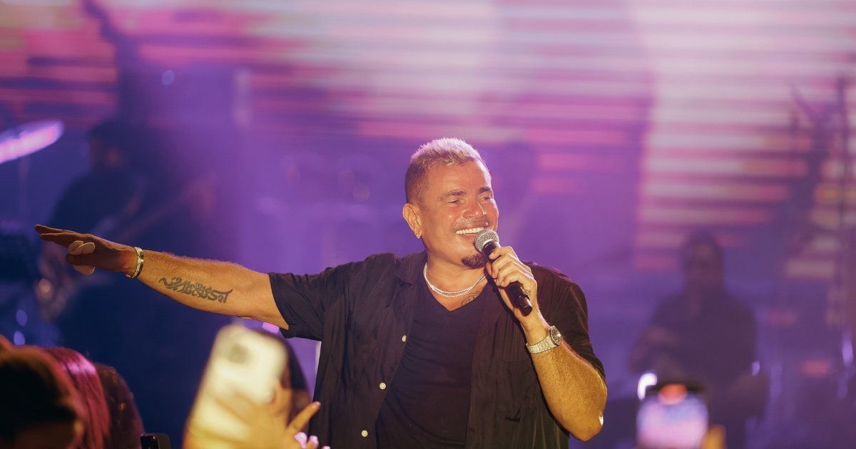 شاهد .. بالفيديو - عمرو دياب يودع عام 2023 في دبي مع الجمهور بعفوية وبساطة