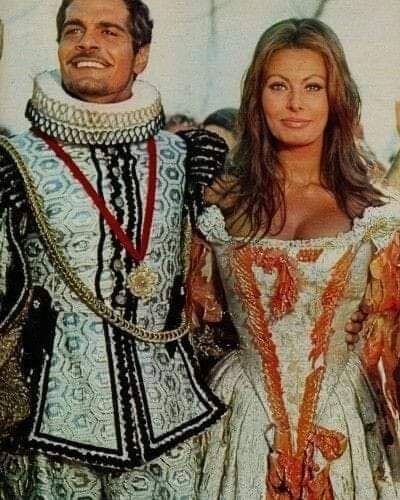 مباراة في صناعة المسقعة بين ام عمر الشريف وام صوفيا لورين