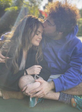 شاهد .. سيلينا غوميز بأحدث إطلالة رومانسية لها مع حبيبها بيني بلانكو .. فهل إرتبطت به رسمياً ؟