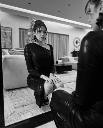 شاهد .. بالصور- دانييلا رحمة تستعرض أنوثتها بفستان أسود لامع..إليكم كم بلغ سعره!