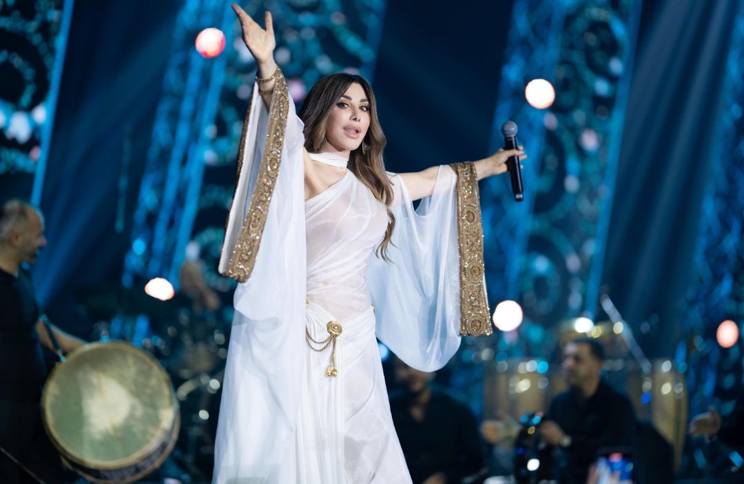 نجوى كرم تبهر الجمهور بإطلالتها وغنائها في حفل العام الجديد 2024 في دبي