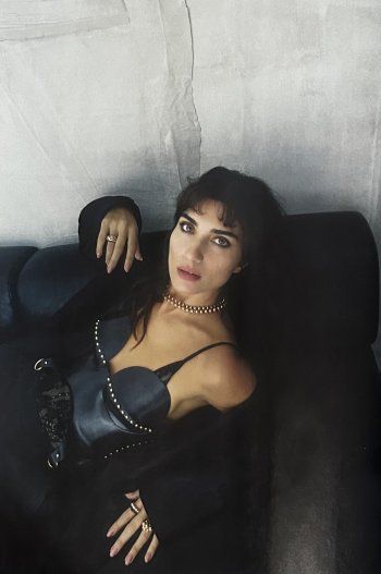 شاهد .. توبا بويوكستون بصورة شديدة الجرأة احتفالاً بتتويجها أفضل ممثلة لعام 2023