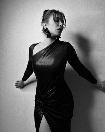 شاهد .. بالصور- دانييلا رحمة تستعرض أنوثتها بفستان أسود لامع..إليكم كم بلغ سعره!