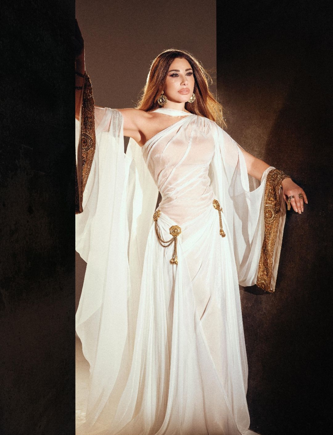 نجوى كرم تبهر الجمهور بإطلالتها وغنائها في حفل العام الجديد 2024 في دبي