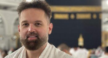 شاهد .. محمد محمود عبد العزيز يستقبل العام الجديد في مكة بأداء مناسك العمرة