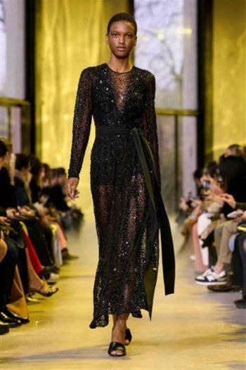 شاهد .. سعر مرتفع لفستان نانسي عجرم الشفاف الذي تألقت به في "ليلة نجمات العرب".. من تصميم إيلي صعب!