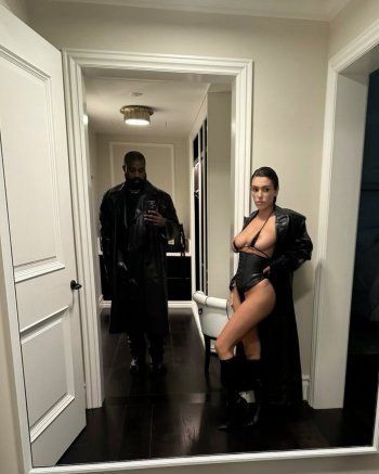 شاهد .. كانيي ويست يثير الجدل بتفاخره بظهور زوجته كأنها بلا ملابس-بالصور