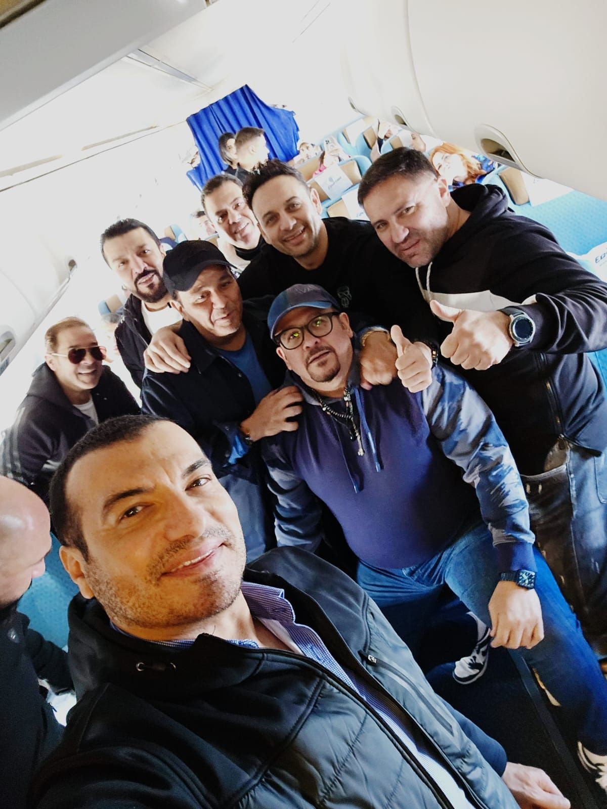 على متن رحلة خاصة لمصر للطيران وصول نجوم حفل كاسيت 90 إلى الرياض