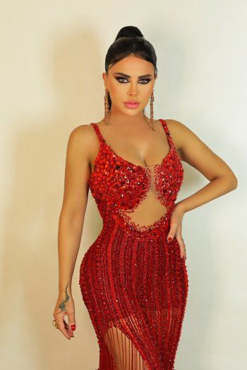 شاهد .. ليال عبود تضج أنوثة بفستان أحمر جذاب .. بالصور