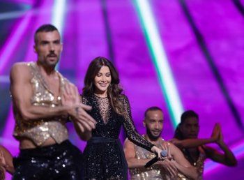 شاهد .. سعر مرتفع لفستان نانسي عجرم الشفاف الذي تألقت به في "ليلة نجمات العرب".. من تصميم إيلي صعب!