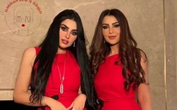 شاهد .. والدة المهرة البحرينية حديث الجمهور بسبب مظهرها-بالصورة