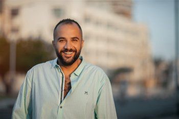 شاهد .. فنان مصري يتعرض للأذى نتيجة انفجار قارورة الغاز في منزله